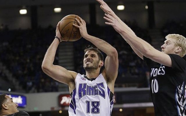 Sacramento Kings forward Omri Casspi drives to the basket between Minnesota Timberwolves players during the second half of an NBA game in Sacramento, California, on April 7, 2015. (Rich Pedroncelli/AP)