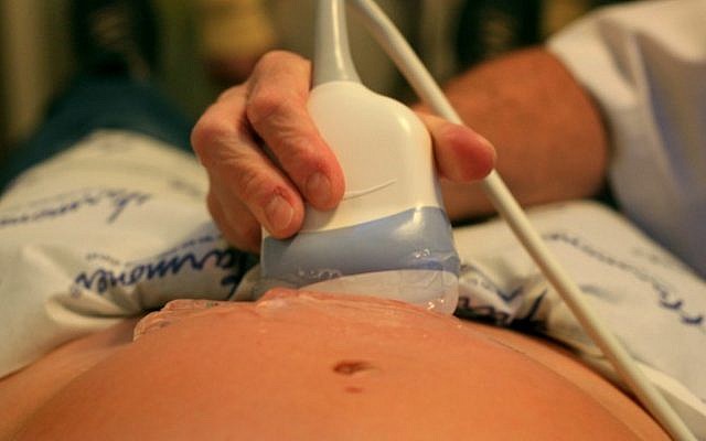 An ultrasound examination for a pregnant woman in Tel Aviv, on November 3, 2009. (Photo: Chen Leopold / Flash 90)