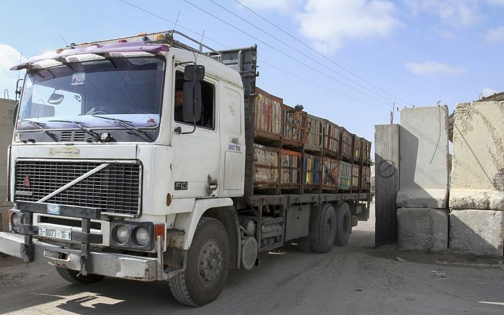 A truck loaded with goods enters the Gaza Strip from Israel through the Kerem Shalom crossing in  the southern Gaza Strip, March 15, 2015. (Abed Rahim Khatib/Flash90)