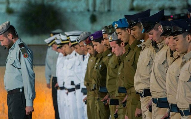 IDF soldiers stand at attention and bow their heads as a one-minute siren sounds during a Memorial Day ceremony at the Western Wall, Judaism's holiest site, in Jerusalem's Old City, April 21, 2015. (Yonatan Sindel/Flash90)