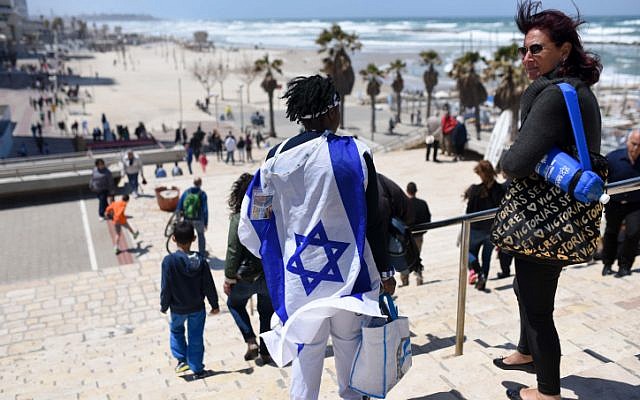Israelis watching a demonstration of the Israeli Air Force on the 67th Independence Day of Israel over the beach in Tel Aviv on April 23, 2015. ׂ(photo credit: Ben Kelmer/Flash90)