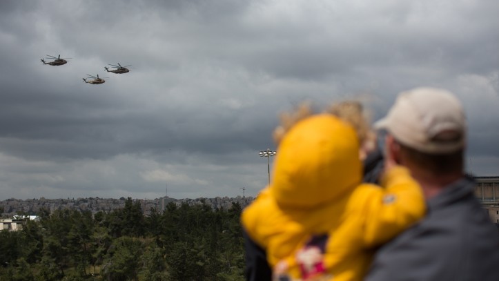Israelis watch a demonstration of the Israeli Air Force on the 67th Independence Day of Israel over the Knesset in Jerusalem on April 23, 2015. (Photo credit: Yonatan Sindel/Flash90) 