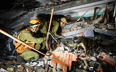 Israeli soldiers during rescue attempts of injured and trapped people from the ruins of buildings in Nepal, following the deadly earthquake on April 28, 2015. (IDF Spokesperson)