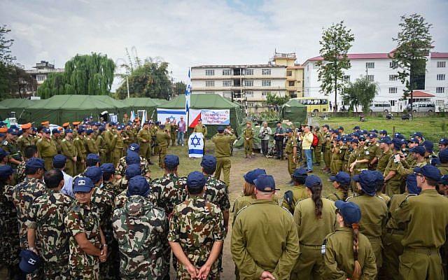 Israeli soldiers establish a field hospital together with the Nepalese army, in Nepal, following the deadly earthquake. on April 29, 2015. (IDF Spokesperson)