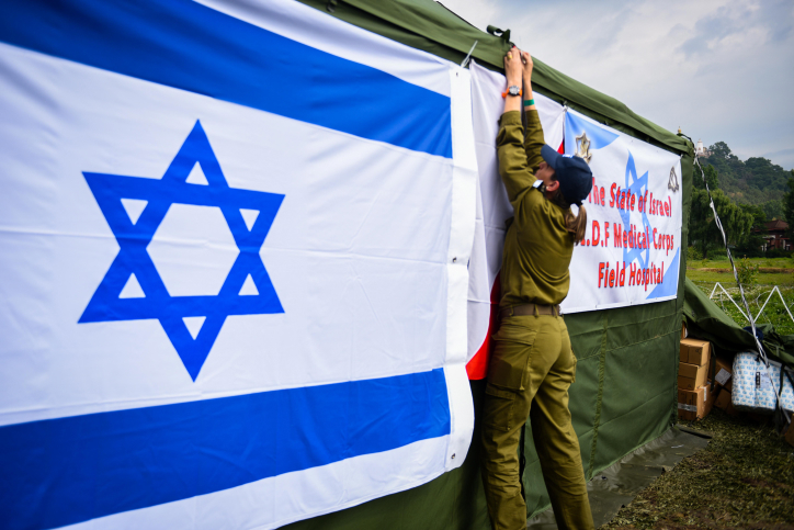 Israeli soldiers set up a field hospital together with the Nepalese army in Nepal following the deadly earthquake on April 29, 2015. (IDF Spokesperson)