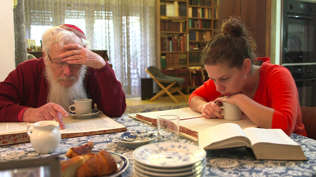 Nobelist Robert Yisrael Aumann and his granddaughter studying Talmud in Uri Rosenwaks' documentary series, 'The Nobelists' (Courtesy Ruth Diskin Films)