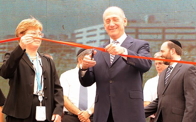 Former prime minister Ehud Olmert, with Intel Israel General Manager Maxine Fassberg, cuts the ribbon at the opening of Intel's new R&D center in Jerusalem, 2009 (Courtesy Intel)