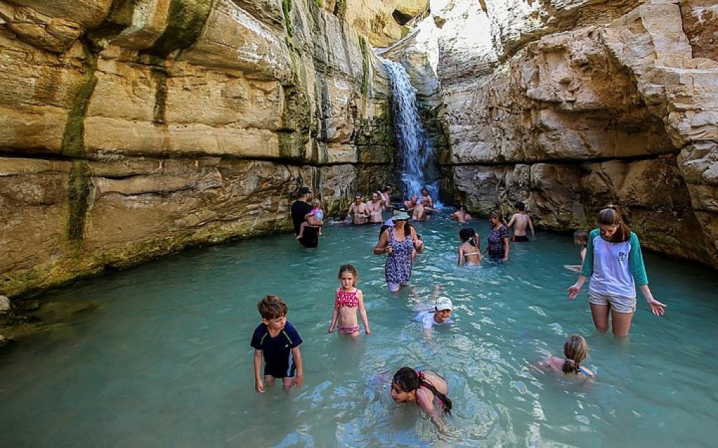 Israelis hike in the Nahal Arugot valley, in the Dead Sea region, during the 8-day long vacation of the Jewish holiday of Passover, April 5, 2015. (Photo credit: Edi Israel/FLASH90)