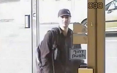 Israel's 'polite' bank robber, as shown on Channel 2, April 20, 2015 (Channel 2 screenshot)