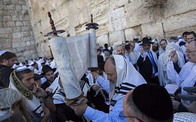 The annual priestly blessing at the Western Wall, Monday April 6, 2015. (photo credit: Yonatan Sindel/Flash90)