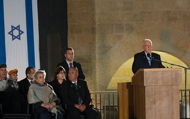 President Reuven Rivlin (R) speaks during a Memorial Day ceremony at the Western Wall in Jerusalem's Old City, April 21, 2015.  (Photo credit: Yonatan Sindel/Flash90)