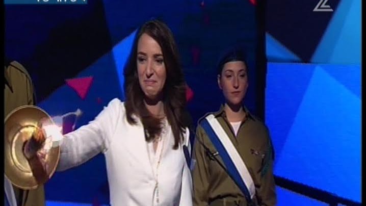 Israeli Arab journalist Lucy Aharish lights a torch at the Independence Day Ceremony on April 22, 2015 (screen capture: Channel 2)
