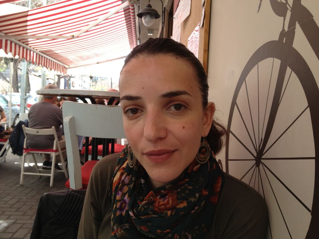 Lucy Aharish in Tel Aviv, April 7, 2015 (photo credit: Elhanan Miller/Times of Israel)