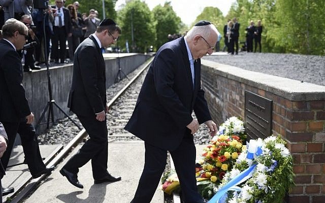 President Reuven Rivlin (R) and Israel's ambassador to Germany, Yakov Hadas-Handelsman (L) take part in a wreath laying ceremony at the 'Gleis 17' (platform 17) memorial of the deportation of Jews from Berlin to concentration camps at the Grunewald railway station in Berlin on May 11, 2015. Photo credit: Odd Andersen/AFP)