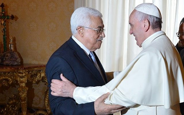 Pope Francis welcomes Palestinian Authority President Mahmoud Abbas during a private audience on May 16, 2015 in Vatican (AFP photo pool/Alberto Pizzoli)
