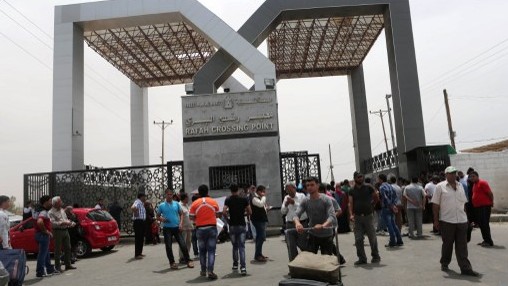 Palestinians coming from Egypt cross into the Gaza Strip through the Rafah border crossing, on May 26, 2015. (AFP/SAID KHATIB)