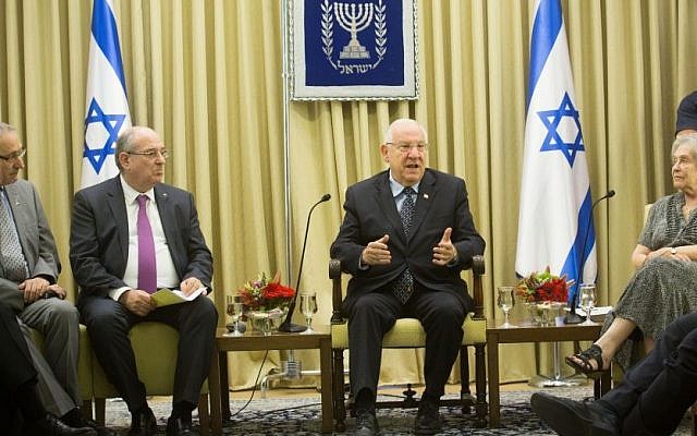 Israeli president Reuven Rivlin (2R) seen with Prof. Menachem Ben Sasson (L), president of Hebrew University, Prof. Peretz Lavie and Prof. Ruth Arnon, president of the Israel Academy of Sciences and Humanities, discussing the issue of the academic boycott against Israel, at the president's house in Jerusalem on May 28, 2015. (Miriam Alster/FLASH90)