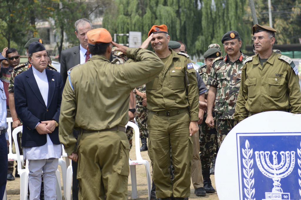 IDF officials and Nepalese officials in a closing ceremony of the Nepal field hospital on May 10, 2015 (IDF spokesperson's Unit)