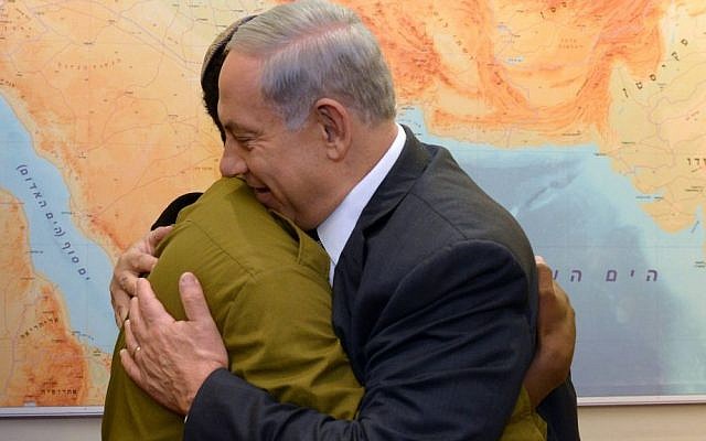 Prime Minister Benjamin Netanyahu meets with Damas Pakada, the Israeli Ethiopian soldier who was assaulted by police officers last week, at the Prime Minister's Office in Jerusalem, May 4, 2015. (photo credit: Haim Zach/GPO) 