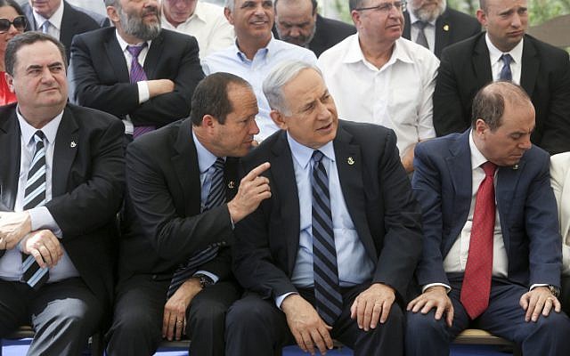 Jerusalem mayor Nir Barkat (L) and Prime Minister Benjamin Netanyahu in Jerusalem on May 19, 2015 (Marc Israel Selleml/Flash90)