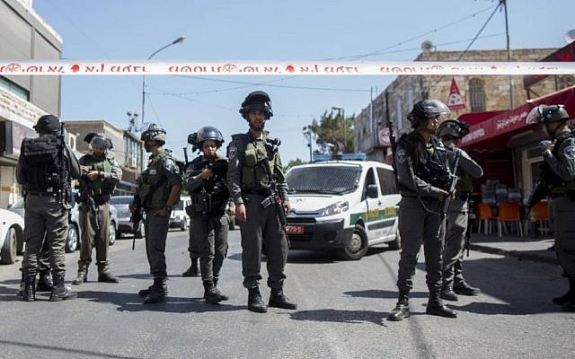 Israeli police near the Arab neighborhood of A-Tur in East Jerusalem, on May 20, 2015. (Yonatan Sindel/Flash90/File)