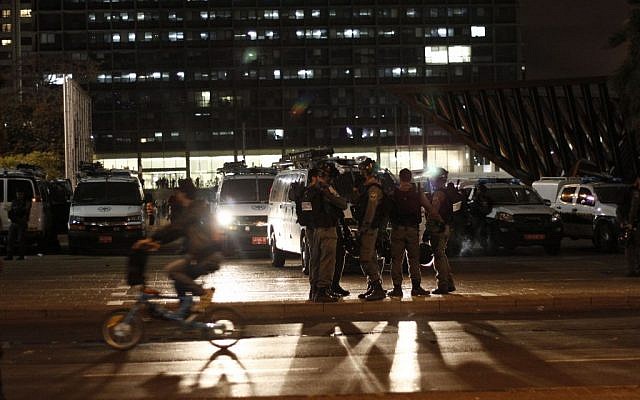 Police officers standing near an anti-police brutality demonstration by Ethiopian Israelis in Tel Aviv's Rabin Square on Sunday, May 3, 2015. (photo credit: Judah Ari Gross/Times of Israel staff)