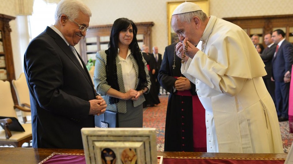 Pope Francis exchanges gifts with Palestinian leader Mahmoud Abbas during an audience at the Vatican Saturday, May 16, 2015. (Alberto Pizzoli/Pool Photo via AP)