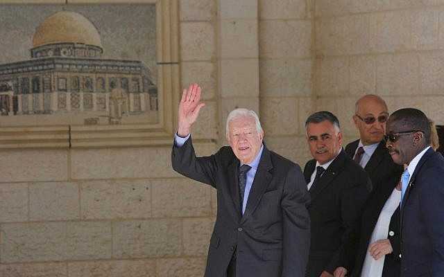 Former US president Jimmy Carter waves as he arrives for a meeting with Palestinian leader Mahmoud Abbas as part of a delegation of The Elders group of retired prominent world figures, May 2, 2015. (AFP/Abbas Momani)