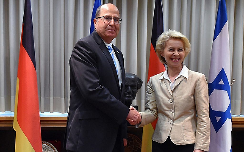 Defense Minister Moshe Ya'alon meets with his German counterpart Ursula von der Leyen in Tel Aviv on Monday, May 11, 2015. (Photo credit: Ariel Hermony/Defense Ministry)