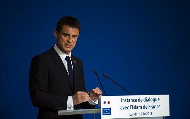 French Prime Minister Manuel Valls delivers a speech at the French Interior Ministry in Paris, prior to a meeting with French Muslim organizations, June 15, 2015. (AFP/MARTIN BUREAU)