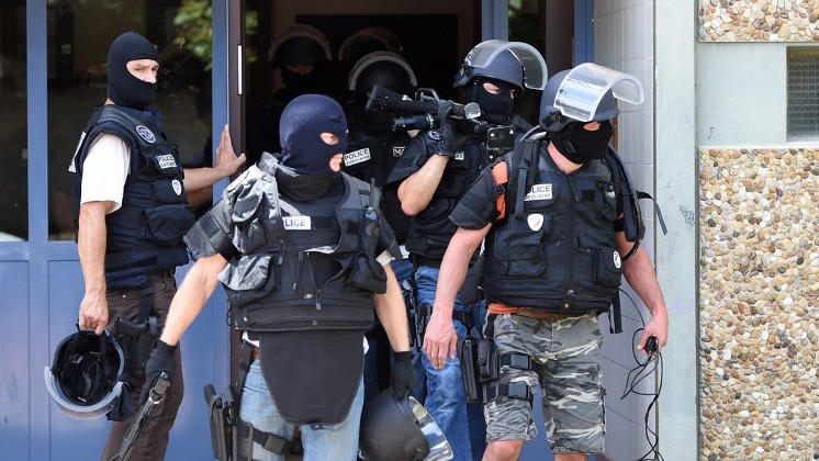 Special forces of France's Research and Intervention Brigades (BRI) leave the building housing the apartment of a man suspected of carrying out an attack in Saint-Priest near Lyon on June 26, 2015. (AFP PHOTO / PHILIPPE DESMAZES)