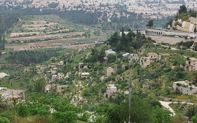 Lifta from the Western entrance to Jerusalem, with Mitzpeh Naftoah sloping down from the Ramot neighborhood in the background (Wikimedia Commons/יעקב, CC BY-SA 3.0)