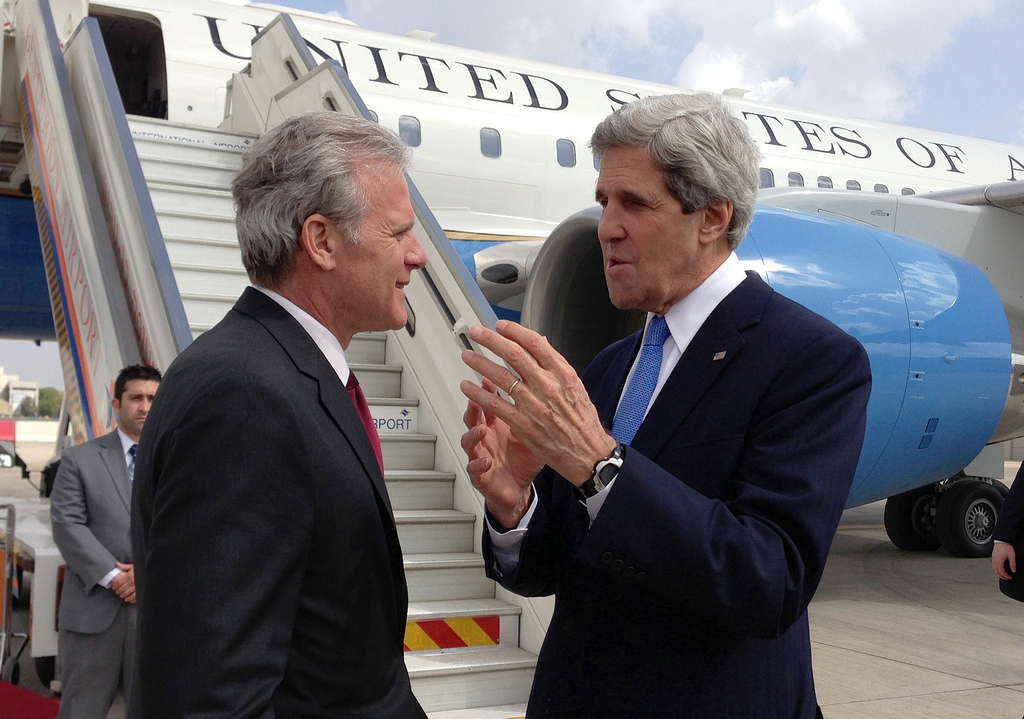 Secretary of State John Kerry and ambassador Michael Oren at Ben Gurion Airport in March 2013. (US State Department)