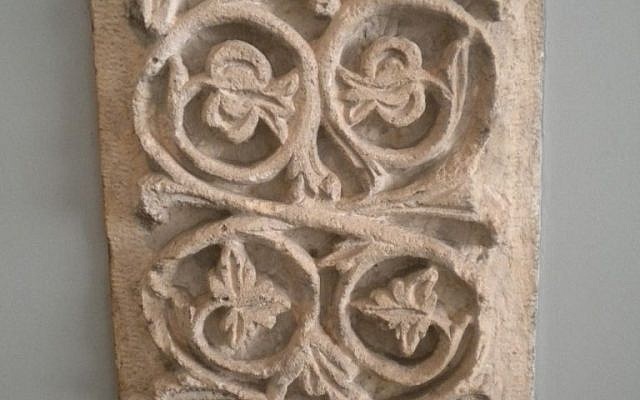 Masonry carvings from the Umayyad palace at Khirbat al-Minya (CC BY-SA Khalid Mahmood, Wikimedia Commons)