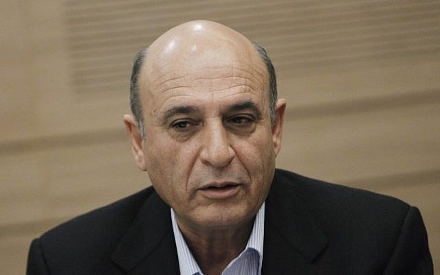 Shaul Mofaz attends a Foreign Affairs and Defense committee meeting, January 09, 2014. (Miriam Alster/FLASH90)