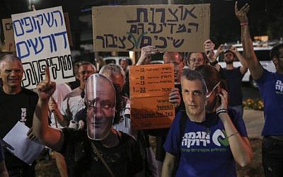 Israelis protest against Finance Minister Moshe Kahlon, and the US-Israeli conglomerate Noble-Delek over a plan to develop Israel's natural gas reserves, in Tel Aviv, on May 30, 2015. (Flash90)