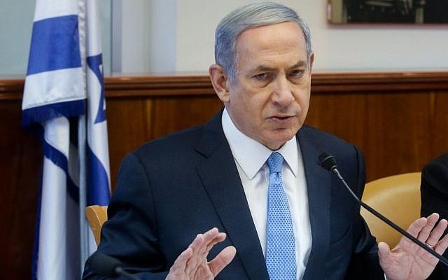 Prime Minister Benjamin Netanyahu leads the weekly cabinet meeting on May 31, 2015. (Marc Israel Sellem/POOL)