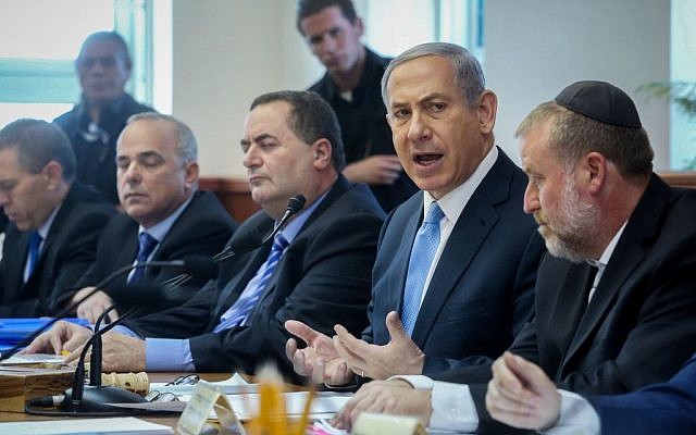 Benjamin Netanyahu leads the weekly cabinet meeting in Jerusalem on May 31, 2015. (Marc Israel Sellem/POOL)