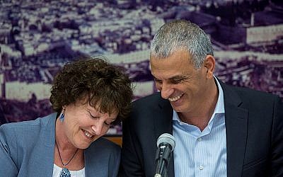 Finance Minister Moshe Kahlon (right) with Bank of Israel Governor Karnit Flug, June 3, 2015. (Yonatan Sindel/Flash90)