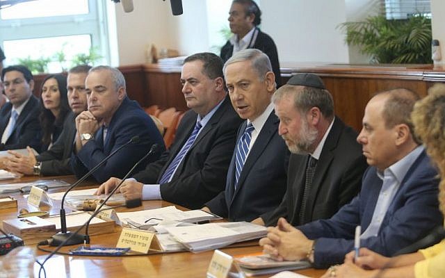 Prime Minister Benjamin Netanyahu leads the weekly cabinet meeting, on June 21, 2015. (Alex Kolomoisky/POOL)