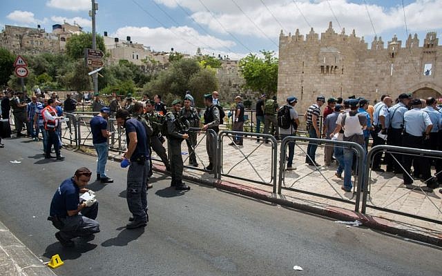 Security officers at the site where a Palestinian man stabbed an Israeli border police officer near Damascus Gate, Jerusalem Old City, June 21, 2015. (Photo by Yonatan Sindel/Flash90)