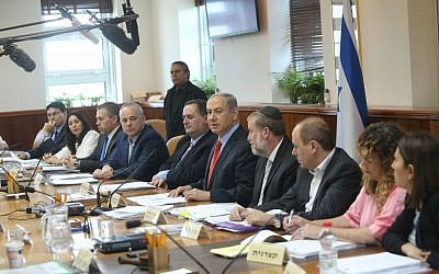 Prime Minister Benjamin Netanyahu leads the weekly cabinet meeting in Jerusalem, on June 28, 2015. (Photo by Alex Kolomoisky/POOL)