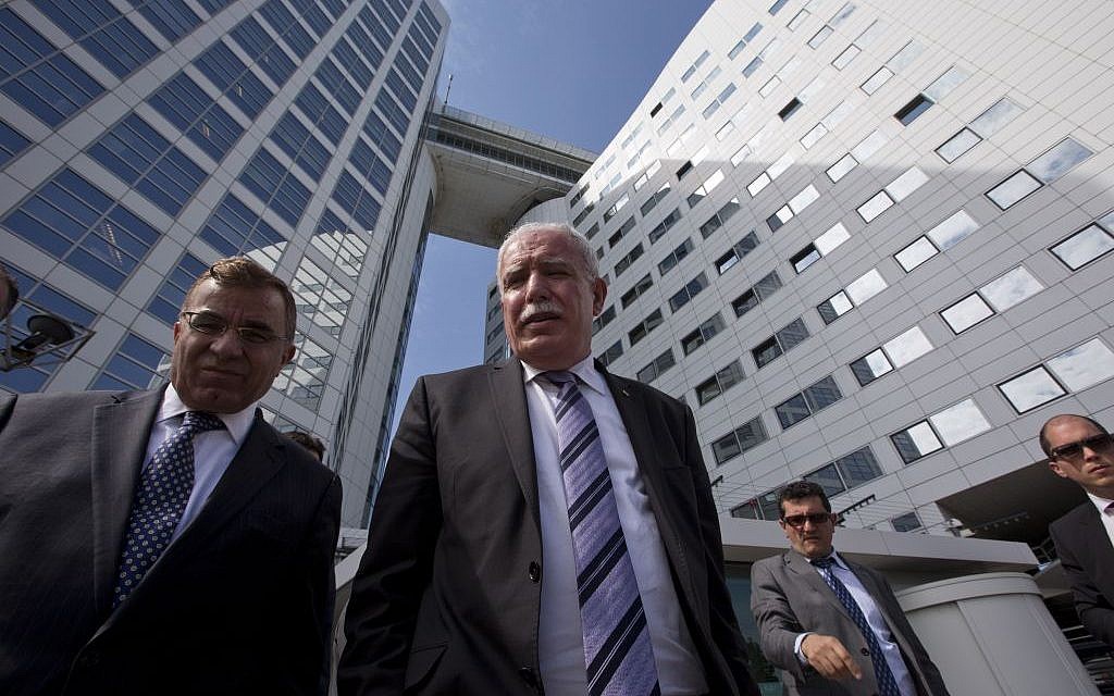 Palestinian Authority Foreign Minister Riyad al-Maliki, center, waits on the steps of the International Criminal Court after answering questions of reporters in The Hague, Netherlands, June 25, 2015. (AP Photo/Peter Dejong)