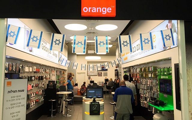 Israelis shop inside a store belonging to Partner, which uses the name of French telecom company Orange, in Jerusalem on June 4, 2015 (AFP PHOTO / THOMAS COEX)