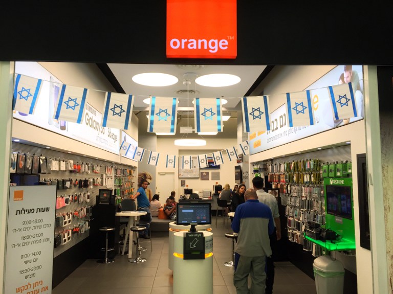 Israelis shop inside a store belonging to French telecom company Orange in Jerusalem on June 4, 2015. (AFP PHOTO / THOMAS COEX)