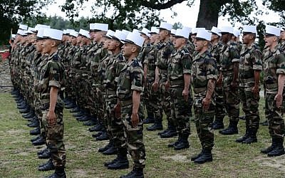 Soldiers of the French Foreign Legion receive their White Kepi during a ceremony at 'The Farm,' a training center near Castelnaudary, southwestern France, June 16, 2015. (AFP PHOTO / REMY GABALDA)