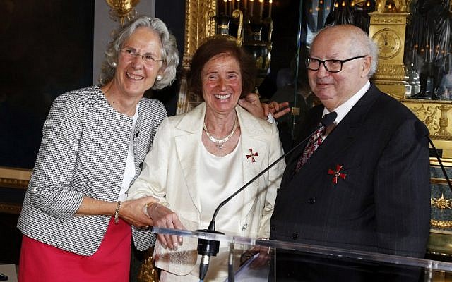 (L) German Ambassador to France Susanne-Wasum-Rainer poses with Nazi-hunters Beate (C) and Serge Klarsfeld after bestowing them with the medal of the Officer of the National Order of Merit of Germany from the at the Hotel Beauharnais in Paris on July 20, 2015. (AFP PHOTO / FRANCOIS GUILLOT)