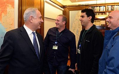 Prime Minister Benjamin Netanyahu (left) meets with the owners of the Israeli start-up Waze in Jerusalem, January 15, 2014. (Haim Zach/GPO/Flash90)