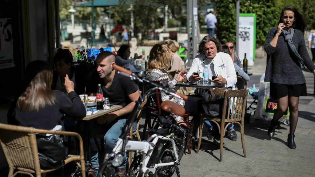 Illustrative: Israelis sitting at a Tel Aviv cafe. (Hadas Parush/Flash90)