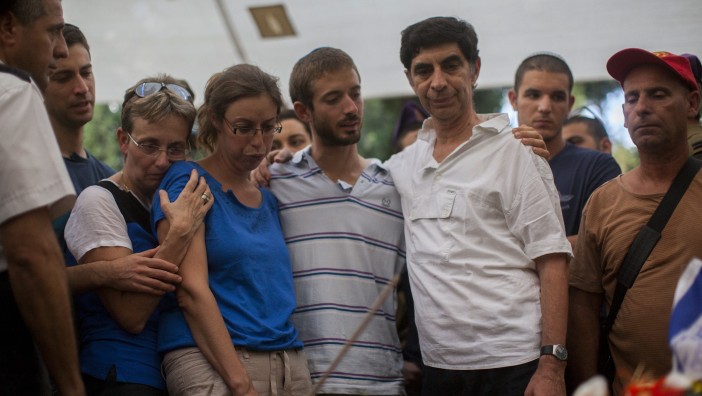 The family of Lt. Hadar Goldin mourn during his funeral at the military cemetery in Kfar Saba on August 3, 2014. (Yonatan Sindel/Flash90)